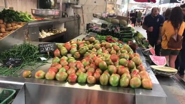 Valencia, Spanien, 22 juni 2019: En mängd olika frukter visas i en butik — Stockvideo