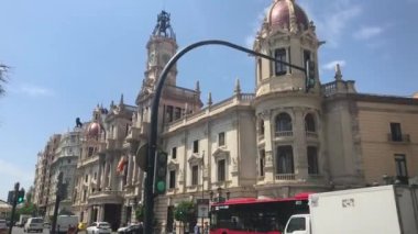 Valencia, İspanya, çift katlı bir otobüs şehir caddesinde ilerliyor.