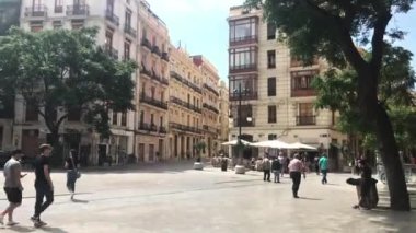 Valencia, İspanya, 22 Haziran 2019: Bir şehir caddesinde yürüyen bir grup insan