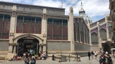 Valencia, İspanya, 22 Haziran 2019: Bir grup insan bir binanın önünde yürüyor