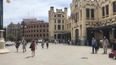 Valencia, İspanya, 22 Haziran 2019: Bir grup insan bir binanın önünde yürüyor