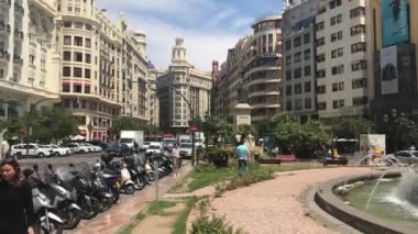 Valencia, İspanya, 22 Haziran 2019: Bir şehir caddesinde bir grup insan