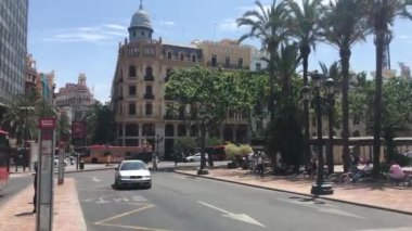 Valencia, İspanya, 22 Haziran 2019: Bir şehir caddesinde bir grup insan