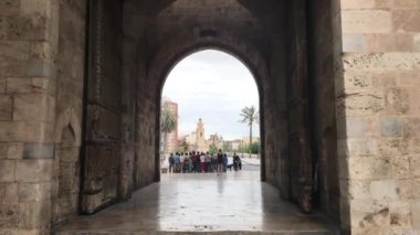 Valencia, İspanya, 22 Haziran 2019 tuğla bir binanın önünde büyük bir taş heykel