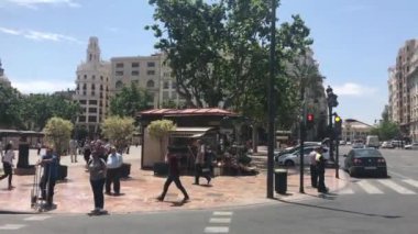 Valencia, İspanya, 22 Haziran 2019: Bir şehir caddesinde yürüyen bir grup insan