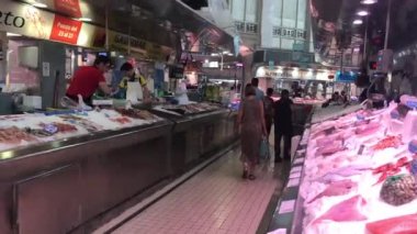 Valencia, İspanya, 22 Haziran 2019: Bir mağazada bir grup insan