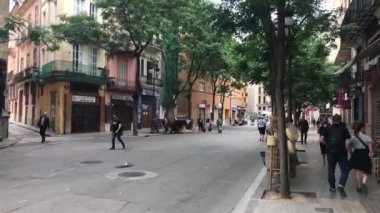 Valencia, İspanya, 22 Haziran 2019: Bir şehir caddesinde yürüyen bir grup insan