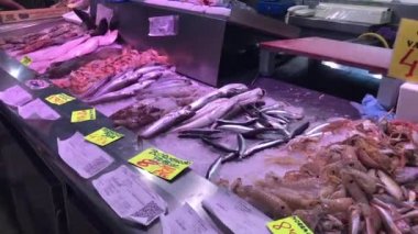 Valencia, İspanya, farklı yemek türleriyle dolu bir masa.