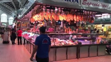 Valencia, İspanya, 22 Haziran 2019: Bir mağazanın önünde duran kişi