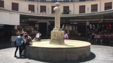 Valencia, İspanya, 22 Haziran 2019: Bir binanın önünde duran kişi