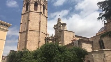 Valencia, İspanya, saat kulesi olan büyük bir taş bina.