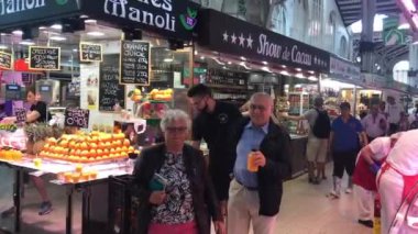 Valencia, İspanya, 22 Haziran 2019: Bir mağazanın önünde duran bir grup insan