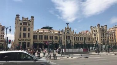 Valencia, İspanya, 22 Haziran 2019: Bir grup insan yüksek binaların yanındaki sokakta yürüyor