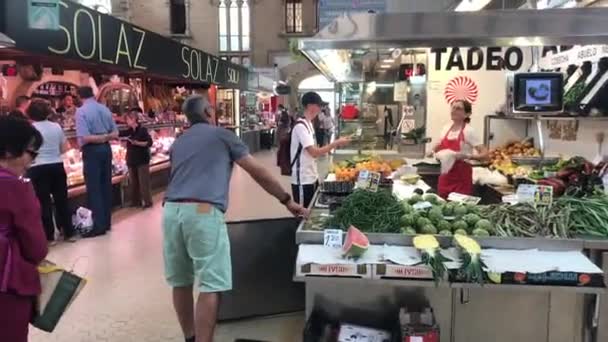 Valencia, Spanien, 22 juni 2019: En grupp människor som står framför en butik — Stockvideo