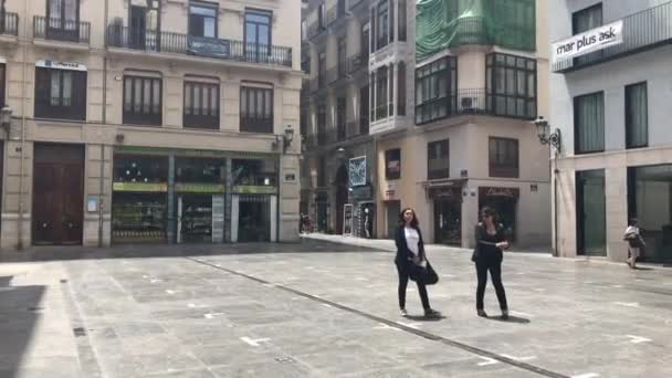 Valencia, España, 22 de junio de 2019: Un grupo de personas caminando por una calle de la ciudad — Vídeo de stock