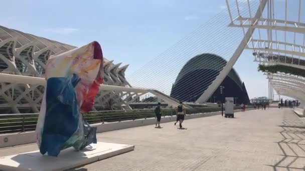 Walencja, Hiszpania, 22 czerwca 2019: Posąg przed budynkiem — Wideo stockowe