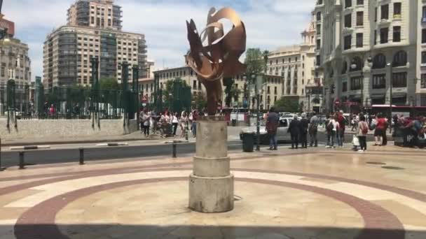 Valencia, Spagna, 22 giugno 2019: Una statua in una strada della città — Video Stock