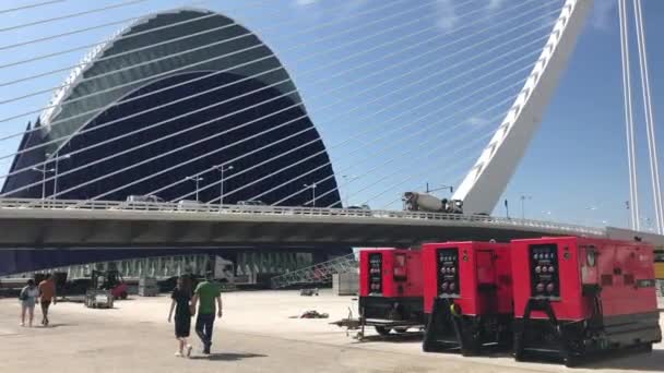 Valencia, España, 22 de junio de 2019: Un grupo de personas frente a un edificio — Vídeos de Stock