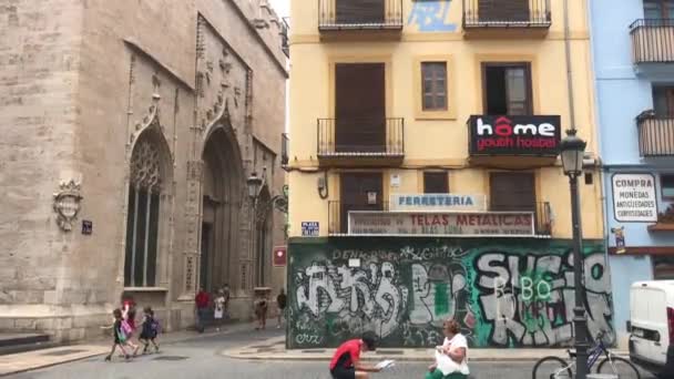 Valencia, España, 22 de junio de 2019: Una persona caminando por una calle frente a un edificio — Vídeos de Stock