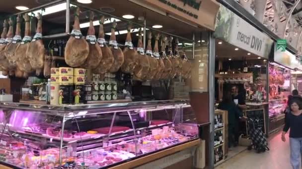 Valencia, Spanyolország, 2019. június 22.: Emberek egy csoportja a boltban — Stock videók