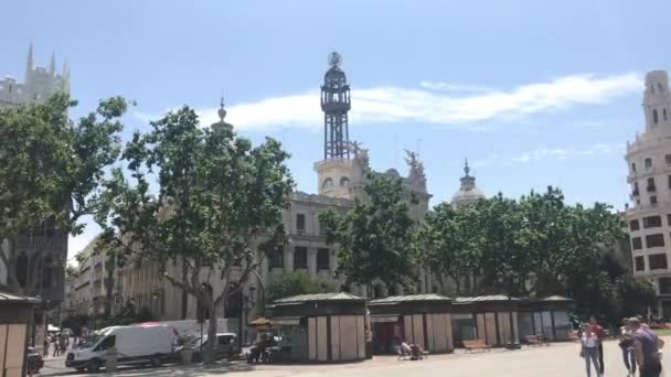 Valencia, España, 22 de junio de 2019: Un grupo de personas caminando frente a un edificio — Vídeo de stock