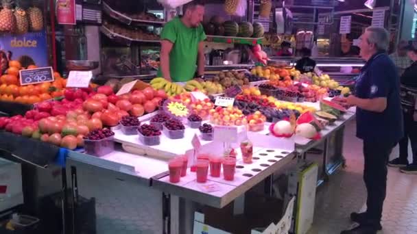 Valencia, Espanha, 22 de junho de 2019: Um grupo de pessoas em pé em frente a uma banca de frutas — Vídeo de Stock