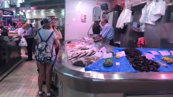 Valencia, Spanje, 22 juni 2019: Een groep mensen die optreden op een toonbank — Stockvideo