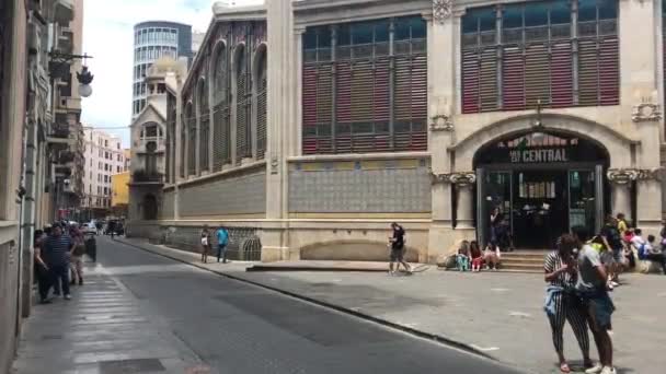 Валенсия, Испания, 22 июня 2019 г.: Группа людей, идущих по городской улице — стоковое видео