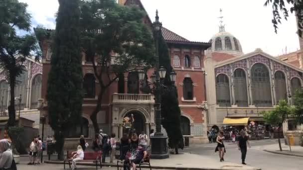 Valência, Espanha, 22 de junho de 2019: Um grupo de pessoas andando em frente a um prédio — Vídeo de Stock