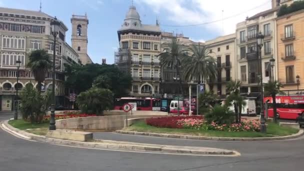 Valencia, Spanien, Ein Bus parkt vor einem Gebäude — Stockvideo