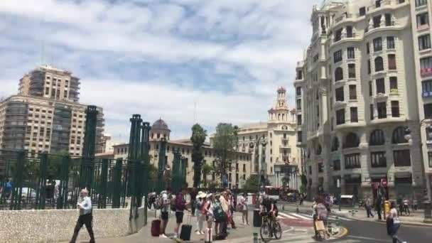 Valência, Espanha, 22 de junho de 2019: Um grupo de pessoas andando em uma rua da cidade — Vídeo de Stock