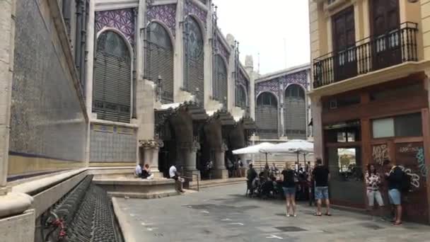 Valencia, Spanien, 22 juni 2019: En grupp människor som går framför en byggnad — Stockvideo