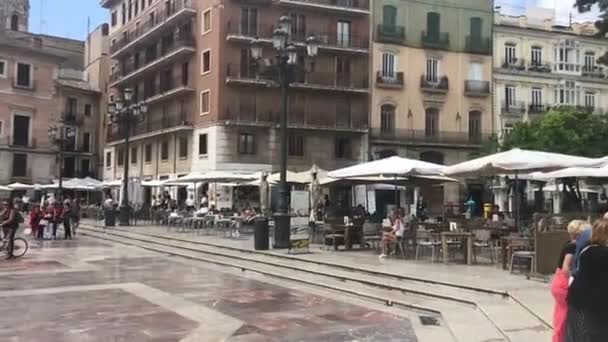 Walencja, Hiszpania, 22 czerwca 2019: Grupa ludzi spacerująca ulicą miejską — Wideo stockowe