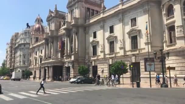 Valencia, Espagne, 22 juin 2019 : Un groupe de personnes descend une rue devant un immeuble — Video