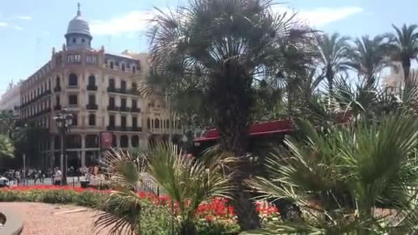 Valencia, Spanien, Eine Palme vor einem Gebäude — Stockvideo