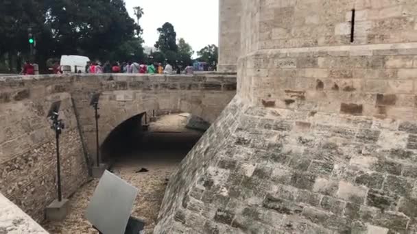 Walencja, Hiszpania, 22 czerwca 2019: Kamienny budynek z kamienną ścianą — Wideo stockowe