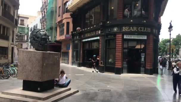 Walencja, Hiszpania, 22 czerwca 2019: Osoba idąca ulicą miejską — Wideo stockowe