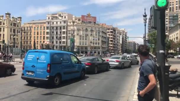 Valencia, Espanja, 22. kesäkuuta 2019: Vilkkaan kaupunkikadun lähikuva — kuvapankkivideo