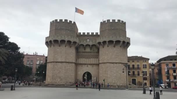 Valencia, Spanien, 22 juni 2019: En grupp människor framför en byggnad — Stockvideo