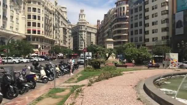 Valencia, Espanha, Uma fila de motocicletas estacionadas sentadas ao lado de um edifício — Vídeo de Stock