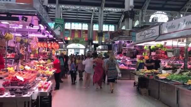 Valencia, Spanien, 22 juni 2019: En mängd olika frukter och grönsaker visas i en butik — Stockvideo