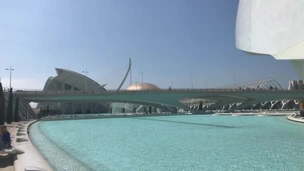 Valencia, Spanien, En stor pool med vatten — Stockvideo