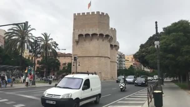 Valencia, Espanha, Um carro dirigindo em uma rua da cidade — Vídeo de Stock