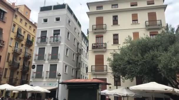 Валенсія (Іспанія) 22 червня 2019 р.: міська вулиця перед будинком. — стокове відео