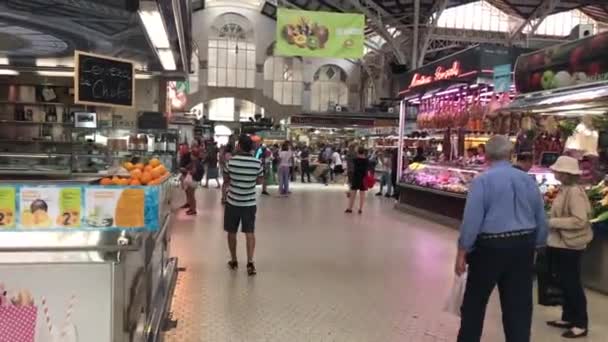 Valencia, España, 22 de junio de 2019: Un grupo de personas de pie frente a una tienda — Vídeos de Stock