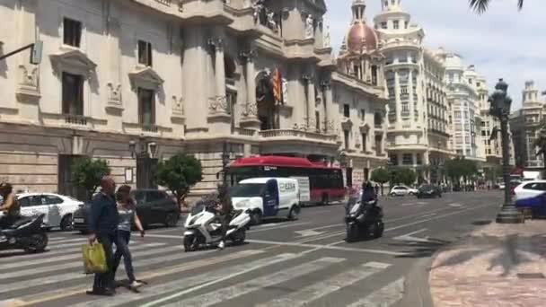 Valencia, Spanien, 22 juni 2019: En grupp människor som går på en stadsgata — Stockvideo