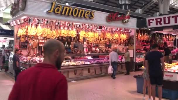 Valencia, España, 22 de junio de 2019: Un grupo de personas de pie frente a una tienda — Vídeos de Stock