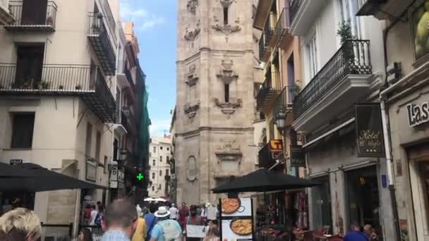 Valencia, Spanien, 22 juni 2019: En grupp människor som går på en stadsgata — Stockvideo