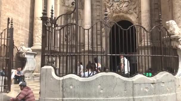 Valencia, España, 22 de junio de 2019: Estatua de un oso sentado en lo alto de un edificio — Vídeo de stock