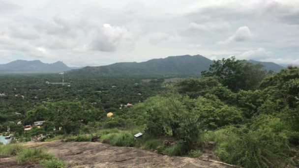 Dambulla, Sri Lanka, vegetación verde cerca de la montaña — Vídeos de Stock